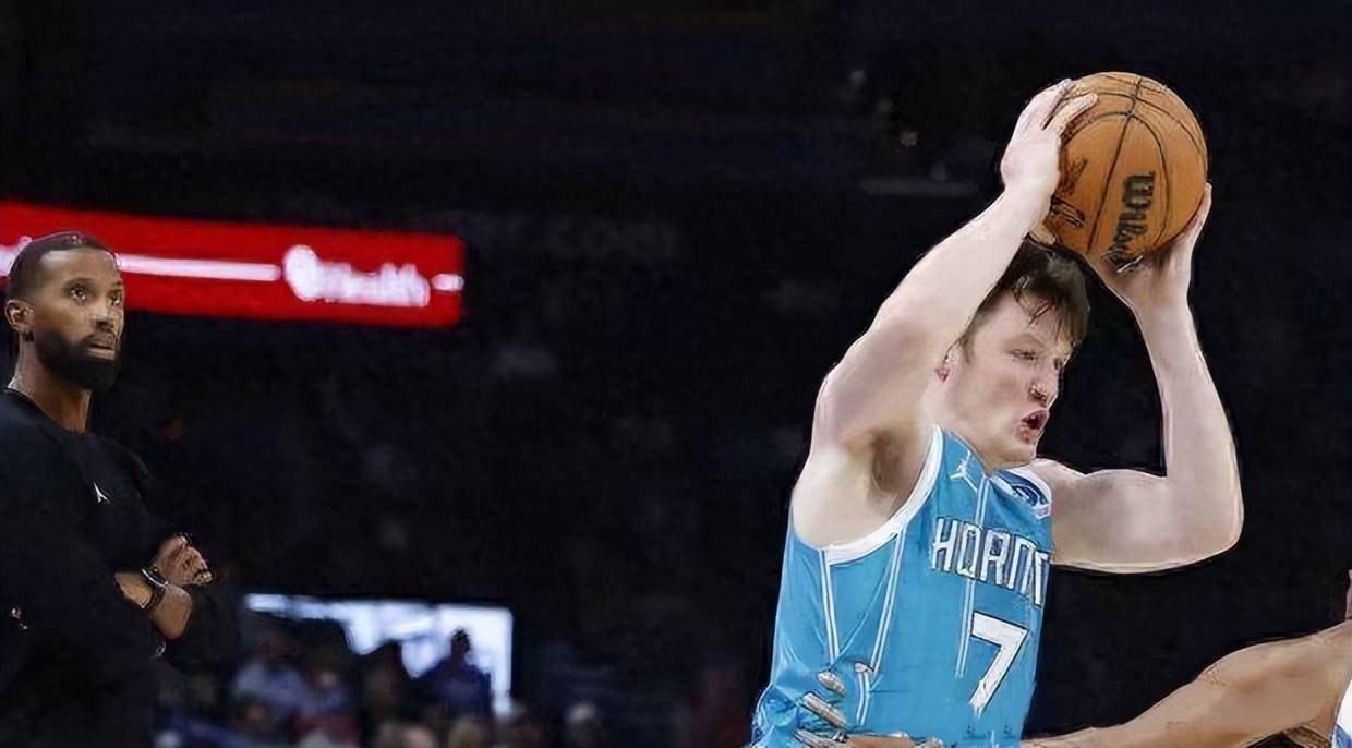 爱游戏体育-CBA常规赛赛程吃紧,夏洛特黄蜂赛后复出首秀,悬念犹存,更衣室氛围转暖的简单介绍-爱游戏体育